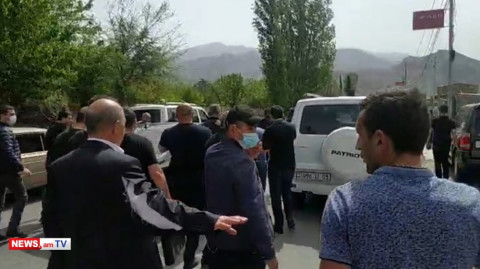 Սյունեցիները պատռել են Պետական պահպանության պետ Սարգիս Հովհաննիսյանի հագուստը