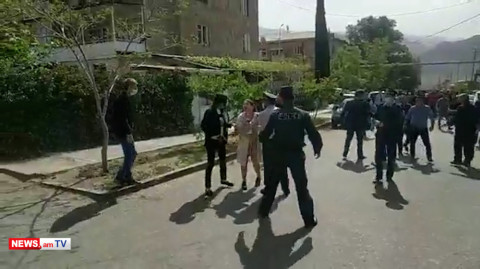 Փաշինյանի խոսնակը քաշում է լրագրողի ձեռքից