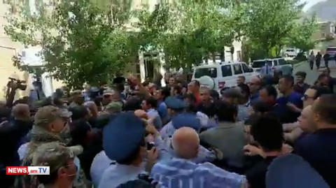 «Տղերքի արյունը վրեդ ա, դավաճան». քաշքշուկ Ագարակում՝ Փաշինյանի այցի ժամանակ