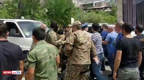 Փաշինյանի հեռանալուց հետո քաշքշուկ սկսվեց քաղաքացիների եւ հատուկջոկատայինների միջեւ