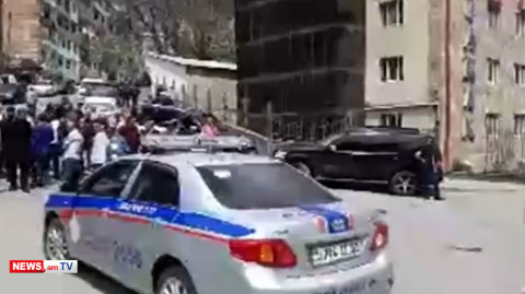 Քաջարանում զոհվածների հարազատները փակել են գերեզմանոցի ճանապարհը՝ արգելելու Փաշինյանի մուտքն այնտեղ