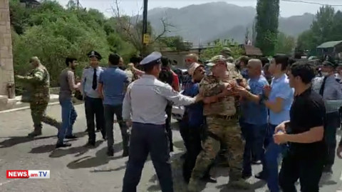 Մեղրիում քաղաքացին գրկելով հեռացրեց ԱԱԾ հատուկջոկատայինին