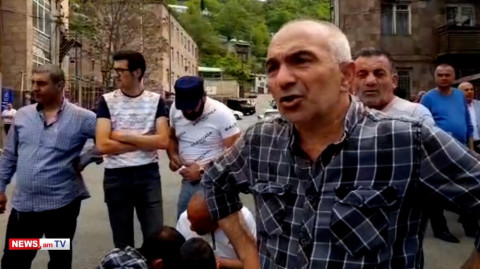 Չենք թողնելու դավաճանը պղծի մեր զոհվածների գերեզմանները. կապանցիները ճանապարհ են փակել