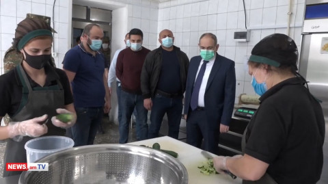 Փաշինյանը հետեւում է՝ ինչպես են վարունգ կտրում Սյունիքի զորամասում