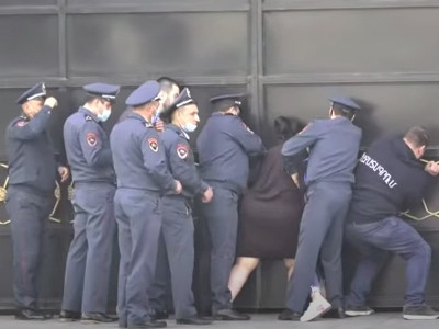 Երիտասարդներն իրենց շղթայել են կառավարության շենքի դարպասներից