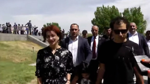 Աննա Հակոբյանը դստեր ու որդու հետ այցելել է Ծիծեռնակաբերդ