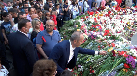 Քոչարյանը կնոջ եւ թոռների հետ այցելել է Ծիծեռնակաբերդի հուշահամալիր