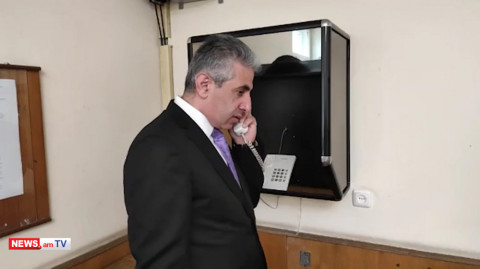 Փաշինյանը պաշտոնավարելու իրավունք չունի. Էդգար Ղազարյանը ԱԺ–ի մոտ է
