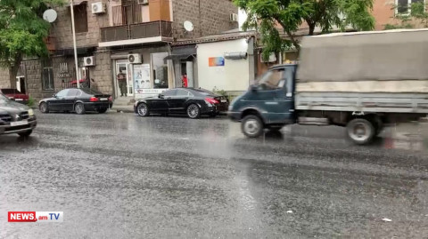 Երեւանում կարկուտ է գալիս
