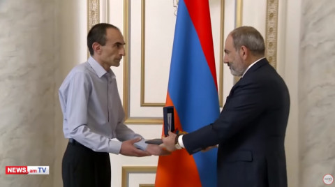 Փաշինյանը Կոմանդոսի «Հայրենիքի շքանշանը» հանձնել է նրա որդուն