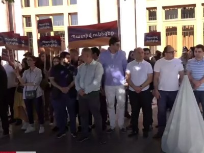 Հանրապետական և Հայրենիք կուսակցությունների երիտասարդերի ակցիան կառավարության շենքի առջև