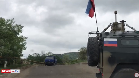 Հայկական ավտոմեքենաները սպասում են Շոշ-Շուշի խաչմերուկի մոտ, որ ադրբեջանցիների բեռնատարներն անցնեն