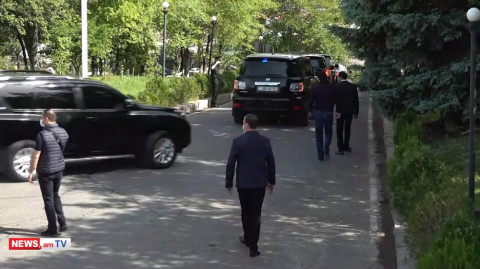 Քանի թիկնապահ է ուղեկցում Փաշինյանին «Եռաբլուրում»