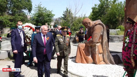 ՌԴ դեսպանն ու ՊՆ ղեկավարը ծաղիկներ են խոնարhում Հայրենական պատերազմում զոհվածների շիրիմներին