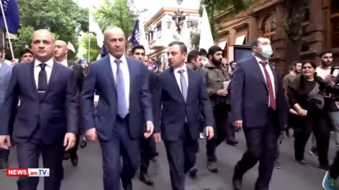Քոչարյանը, Հակոբյանն ու Սաղաթելյանը քաղաքացիների հետ երթով շարժվում են դեպի Ազատության հրապարակ