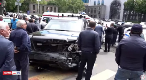 Փաշինյանին ուղեկցող ավտոմեքենայի մասնակցությամբ խոշոր վթար Երևանի կենտրոնում