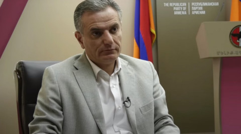 Ադրբեջանցիները նստած են մեր սահմանում, իսկ սրանք չգիտես որտեղ ում հետ ինչ են բանակցում. Արտակ Զաքարյան