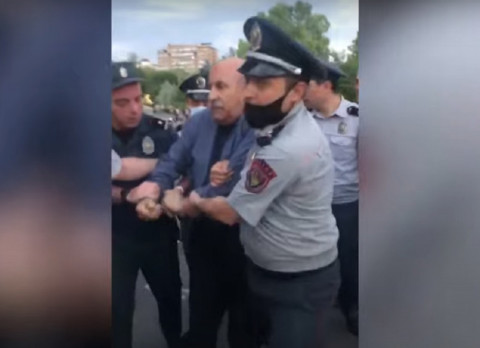 Ոստիկաններն ուժով բերման են ենթարկում Խոսրով Հարությունյանին