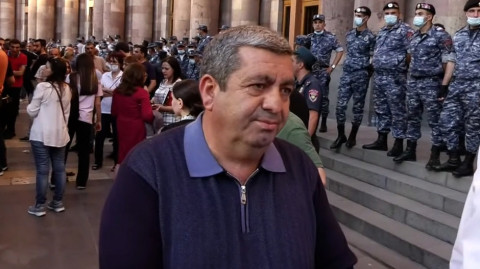 Առաքել Մովսիսյանը Կառավարության մոտ մասնակցում է բողոքի ակցիային