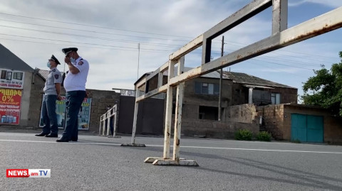 Փաշինյանի այցին ընդառաջ՝ ոստիկաններն արգելապատնեշներով փակել են ճանապարհը դեպի Սարդարապատ