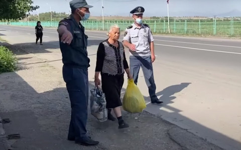 «Տատի ջան, դուրս արի». արեւածաղիկ վաճառող կնոջը ոստիկանները թույլ չեն տալիս գնալ Սարդարապատ