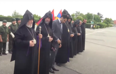 Գարեգին Բ-ի աղոթքը Սարդարապատի հուշահամալիրում