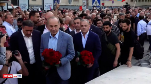 Ռոբերտ Քոչարյանը Սաղաթելյանի ու Հակոբյանի հետ հարգանքի տուրք մատուցեց Արամ Մանուկյանի հիշատակին