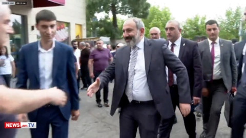 Նուբարաշենում քաղաքացիները Փաշինյանին դիմավորեցին «թուրք», «դավաճան» վանկարկումներով