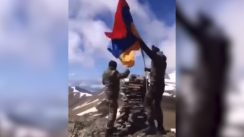 Հայ զինծառայողները հայկական եռագույնն են դնում Իշխանասարի գագաթներից մեկի վրա