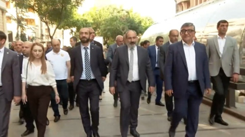 Փաշինյանը Խաչատուր Սուքիասյանի ուղեկցությամբ քայլում է Երեւանի կենտրոնում