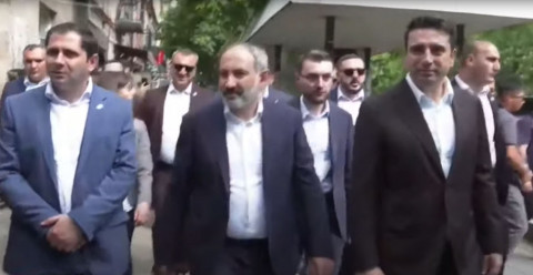 Փաշինյանը երթ անցկացրեց Վանաձորում` շրջապատված տասնյակ թիկնապահներով