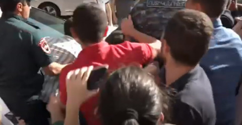 Քաշքշուկ կարմիրբերետավորների եւ ցուցարարների միջեւ՝ առողջապահության նախարարության մոտ