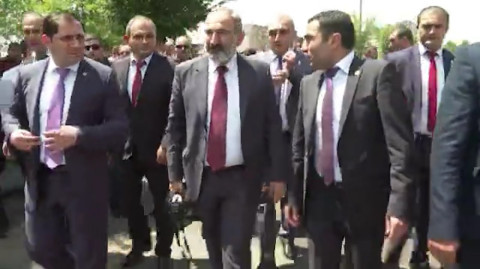 Աբովյանում Փաշինյանի երթի ժամանակ քաղաքացիներից մեկը նրան «հողատու» անվանեց