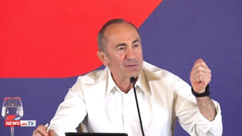 Իկոնայի պես նկարս բռնած գնում, գալիս ա. Քոչարյանը՝ Փաշինյանի կողմից իր նկարը ցուցադրելու մասին