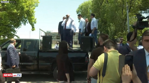 Փաշինյանը Գայ գյուղում քարոզարշավ է անում ավտոմեքենայի թափքի վրա կանգնած