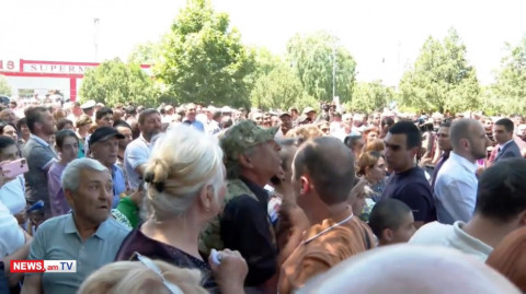 Չեք նայում՝ ձեր ոտերի տակ ինչքան զիբիլ կա. արմավիրցի տղամարդը՝ Փաշինյանին