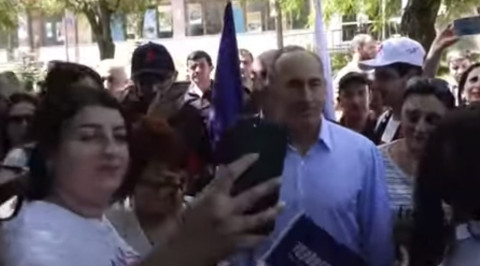 Ջերմ ընդունելություն Քաջարանում. քաղաքացիները լուսանկարվում են Ռոբերտ Քոչարյանի հետ