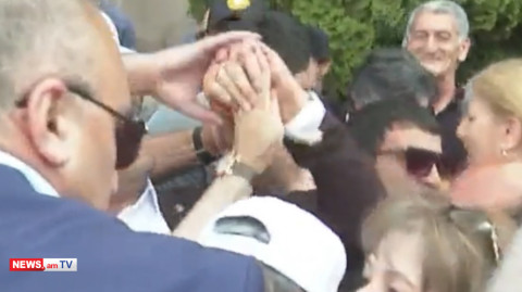 Փաշինյանի թիկնապահները հրում են տարեց քաղաքացուն եւ ոլորում ձեռքը