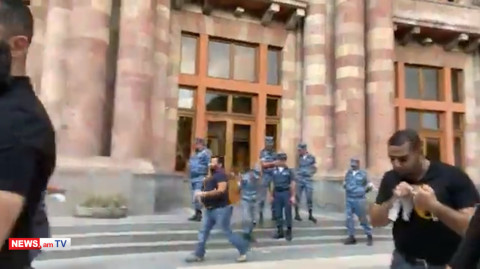 Ադեկվադի անդամները «Անտինիկոլ» գրությամբ պաստառներ փակցրին Կառավարության շենքի մոտ