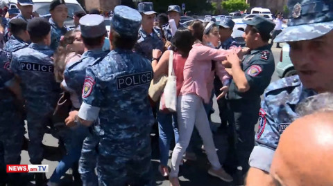 «Թող էդ աղջկան, արա». ոստիկանները բերման ենթարկեցին ՀՅԴ–ական երիտասարդներին