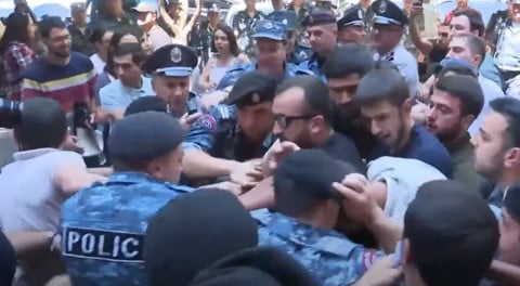 Ինչպես է ոստիկանությունը բռնի ուժով բերման է ենթարկում խաղաղ ցուցարարներին