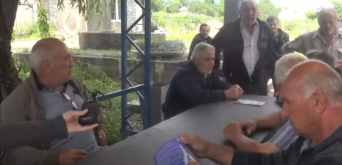 «Նիկոլի արածը չի՞, որ դիակներն էնտեղ վերածած են». Գյուլագարակում բնակիչները վիճեցին