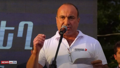 Այ խղճուկ, կադր ունե՞ս, որ կադրային ջարդ ես ուզում անել, այ ծաղրածու. Տարոն Տոնոյան