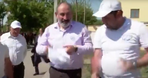 Պարոն Փաշինյան, գոնե մի անգամ լրագրողների հետ շփվելո՞ւ եք. լրագրողը՝ Փաշինյանին