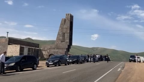 Սյունիքի դարպասների մոտ մեծ թվով տղամարդիկ սպասում են Նիկոլ Փաշինյանին