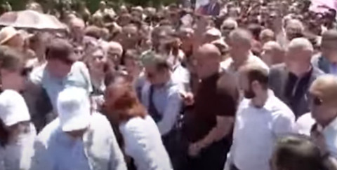 «Արի էստեղ». Սիսիանում կինը կոպիտ ձեւով քաշում է Աննա Հակոբյանի ձեռքից համբուրելու համար