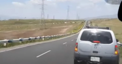 Փաշինյանի անվտանգության ավտոմեքենան միայն հրաշքով չի բախվել Կարին Տոնոյանի ավտոմեքենային