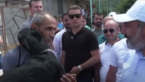 «Կուզենք էս շունը ձեզ ախրանա լինի». Սյունիք գյուղում Փաշինյանին շուն նվիրեցին