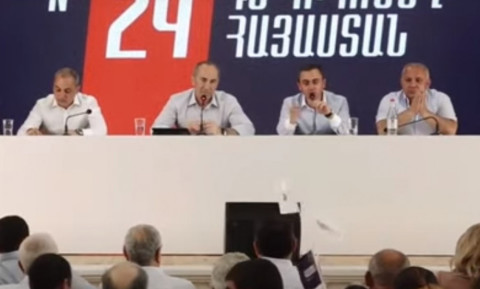 Հնարավոր չէ արժանապատիվ հարաբերություններ ունենալ ծնկաչոք վիճակում. Ռոբերտ Քոչարյան
