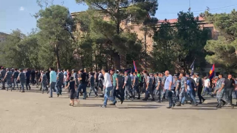 Ագարակում Փաշինյանի երթին մեծ մասամբ ոստիկաններն են մասնակցում